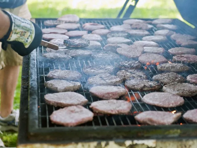 Húspogácsák sütése a gyorséttermi konyha grillberendezésén